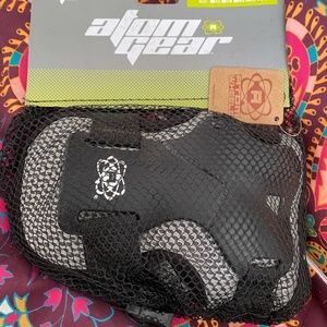 Large Atom Gear Elite Wrist Guards